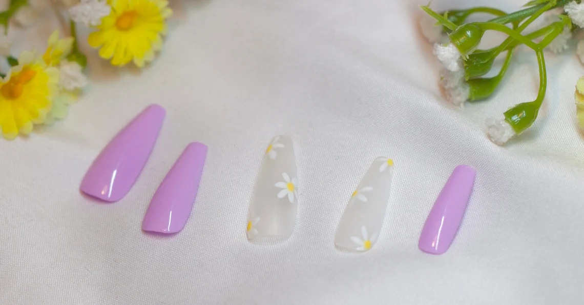 Pastel Daisy Nails 2